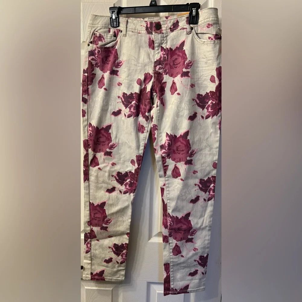 Mossimo Jeans White Floral size 15
Lower waist & straight hip
